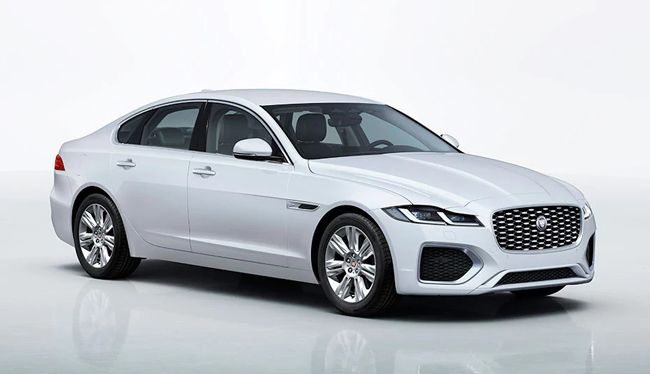 内外装の刷新や機能装備の拡充を図ったジャガーXFの2021年モデルが日本